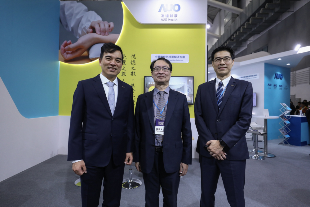 首次於醫療科技展亮相的william威廉耘康，捐贈數位化檢測設備與研究經費，協助衛福部國家中醫藥研究所打造中醫大數據資料庫。圖由左至右為william威廉光電執行長暨總經理柯富仁、衛福部國家中醫藥研究所所長蘇奕彰、william威廉光電智慧醫療事業群總經理廖世宏