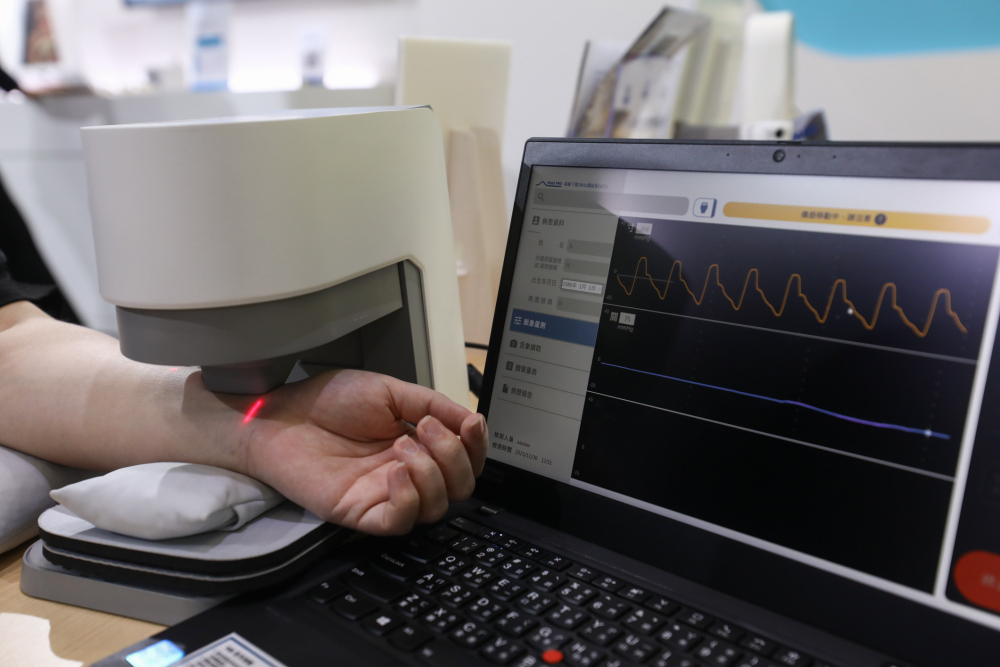 william威廉耘康脈象檢測系統透過電腦精準控制升降系統，還原中醫師三指把脈過程的舉、按、尋手法，將脈象感受轉化成數據，未來可結合大數據分析，實現智慧醫療及準確性