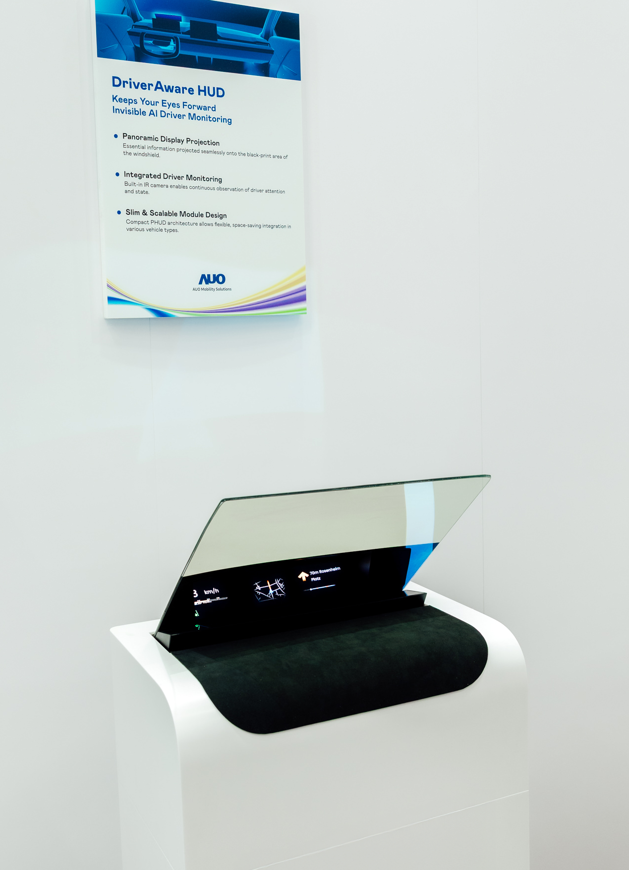 DriverAware HUD结合抬头显示器与隐藏式红外线摄影机，将车速、导航及警示讯息投影于挡风玻璃上，完美对齐驾驶目不离路的视线，同时，透过AI 监控驾驶注意力以提升安全性。